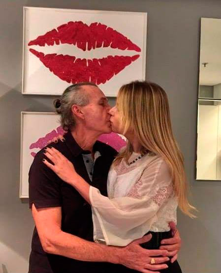  Ignácio Coqueiro troca beijos com a noiva em evento no Rio