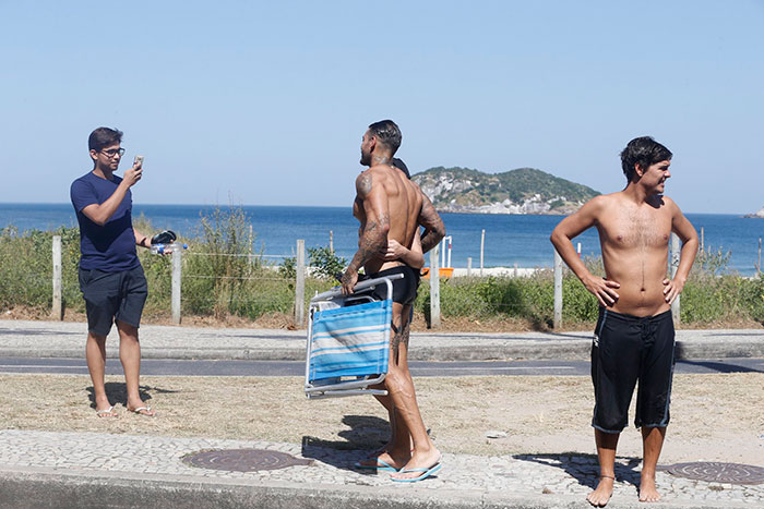 Lucas Lucco é tietado por fãs após curtir praia da Barra