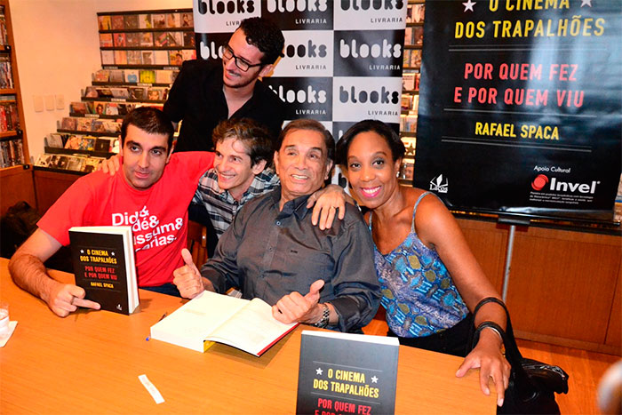 Dedé Santana prestigia lançamento de livro dos Trapalhões 