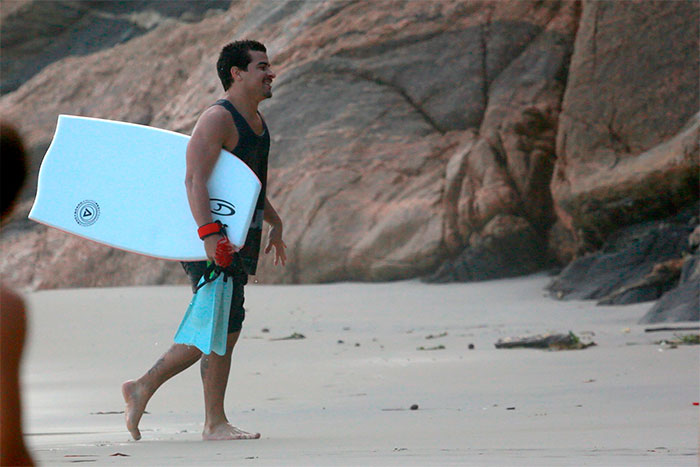  Thiago Martins leva 'onda na cara' em dia de surfe no Rio