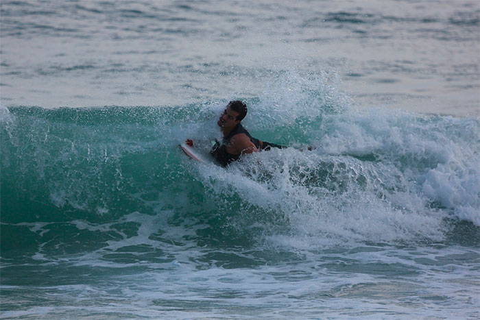  Thiago Martins leva 'onda na cara' em dia de surfe no Rio