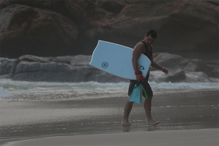  Thiago Martins leva 'onda na cara' em dia de surfe no Rio