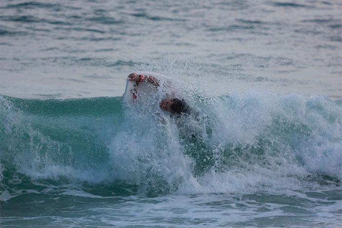  Thiago Martins leva 'onda na cara' em dia de surfe no Rio