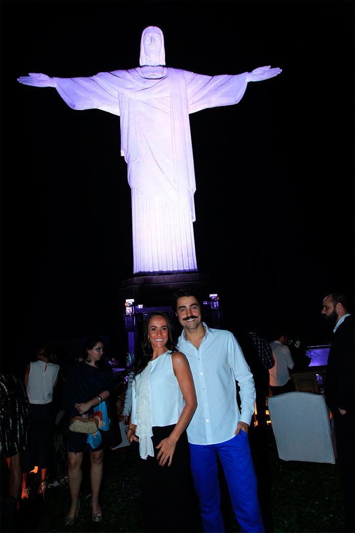 Débora e Loreto namoram aos pés do Cristo Redentor