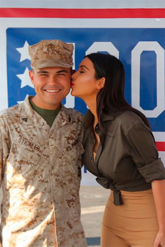 No dia de comemorar a Independência dos Estados Unidos, ela visitou uma base militar e, apesar do look apenas realçar sua silhueta, até o biquinho no beijo no rosto do soldado é capaz de ser sensual