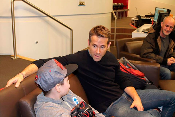 Ryan Reynolds homenageia menino com câncer