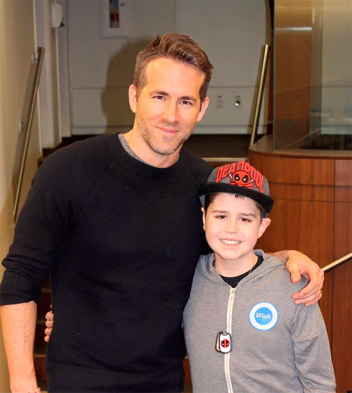 Ryan Reynolds homenageia menino com câncer