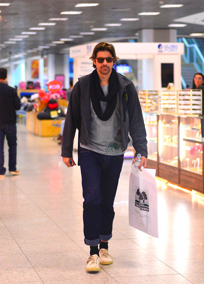 Reynaldo Gianecchini esbanja estilo em aeroporto do Rio