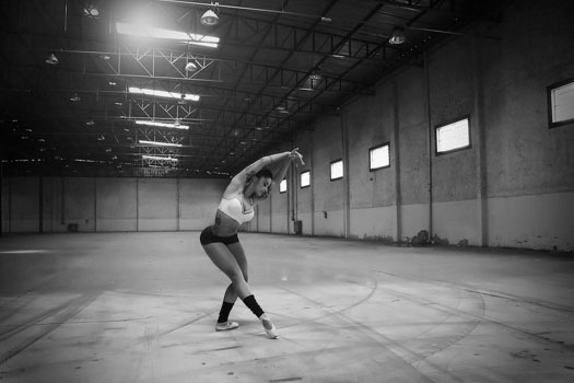 Aline Riscado arrasa na foto para Dia Internacional da Dança