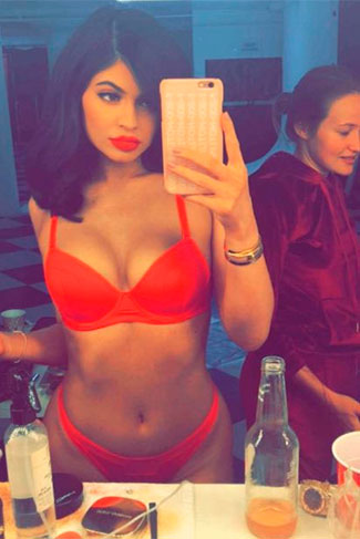 Kylie Jenner com seu conjunto de lingerie vermelho... sem palavras!