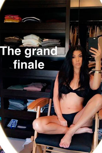 Kourtney Kardashian, de roupa íntima, dentro de seu closet