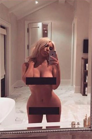 Essa fez muito barulho nas redes: Alegando não ter nada para vestir, Kim Kardashian posou sem roupa no espelho e colocou duas tarjas, já que não podia ‘mostrar demais’.  Mãe de North e Saint Westela escreveu: Quando você está tipo ‘Não tenho nada para vestir’