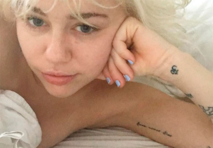 Sempre inovando e causando com suas fotos, Miley Cyrus postou uma onde, aparentemente está nua embaixo do lençol, logo ao acordar