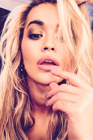 Rita Ora esbanjou sensualidade nessa selfie 