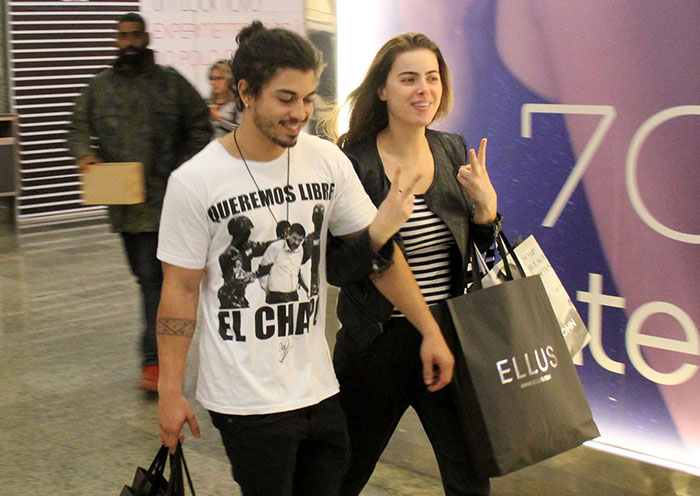 Rayanne Morais e Douglas Sampaio trocam carícias em shopping