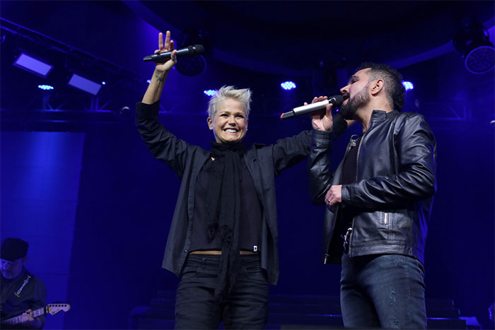 Xuxa toca bateria em show de Zezé Di Camargo e Luciano