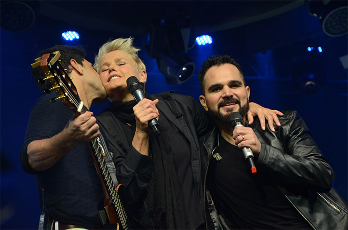 Xuxa toca bateria em show de Zezé Di Camargo e Luciano