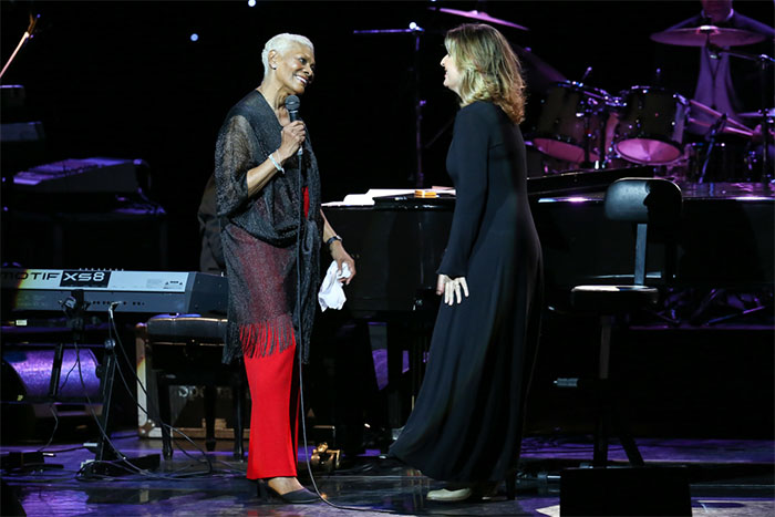 Dionne Warwick emociona a plateia em show no Rio de Janeiro