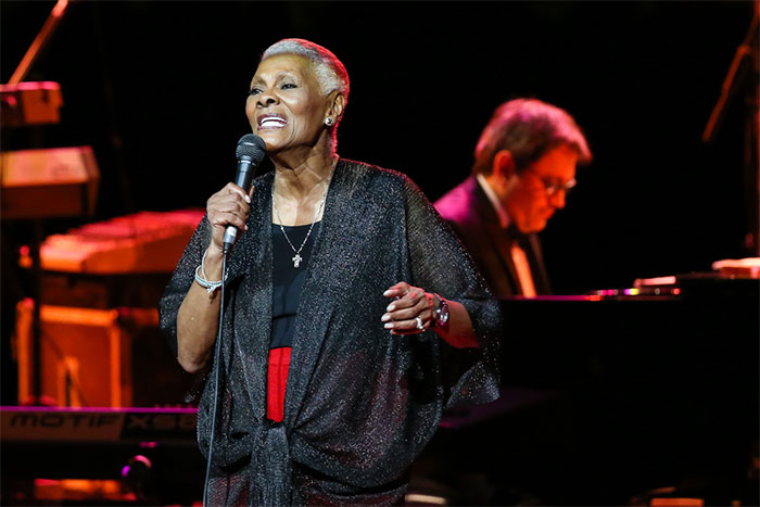 Dionne Warwick emociona a plateia em show no Rio de Janeiro