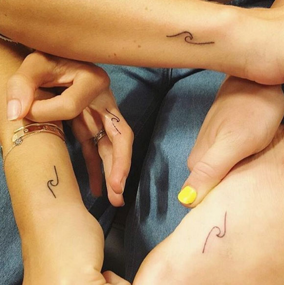 Miley Cyrus e Elsa Pataky fazem tatuagens iguais