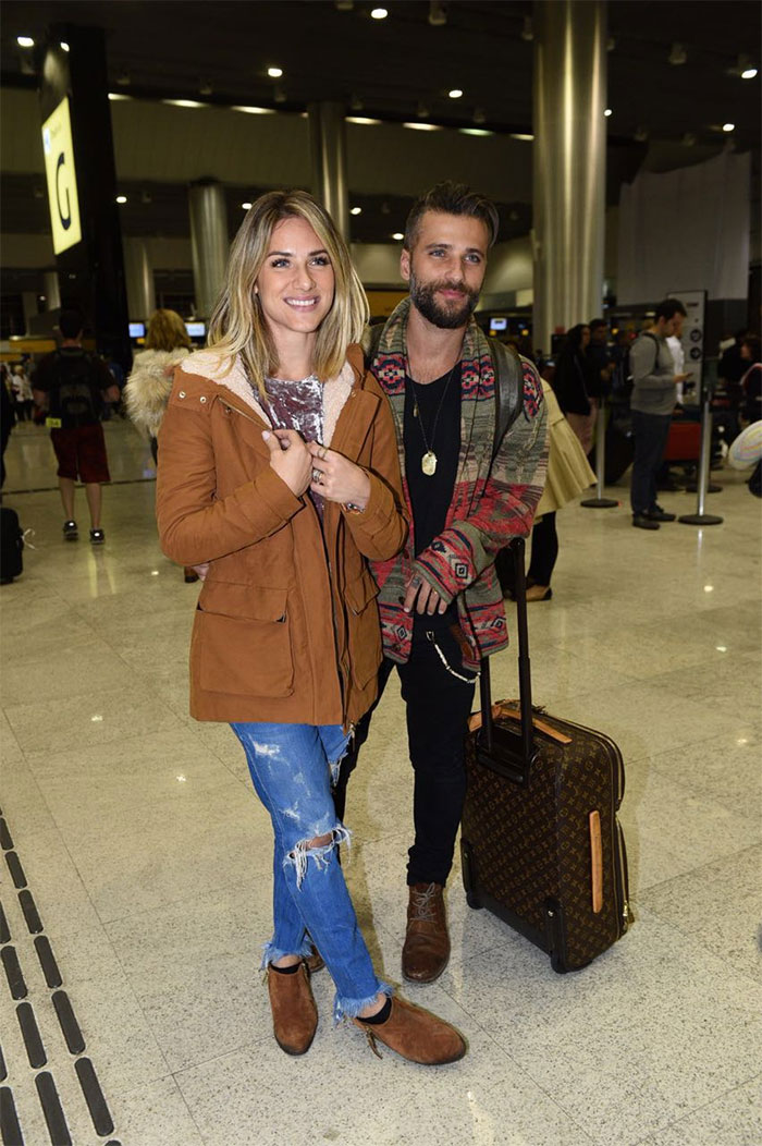  Giovanna Ewbank e Bruno Gagliasso trocam beijos em aeroporto