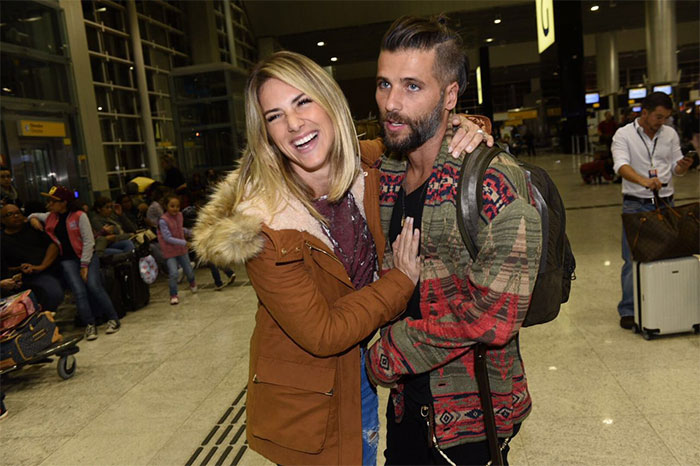  Giovanna Ewbank e Bruno Gagliasso trocam beijos em aeroporto