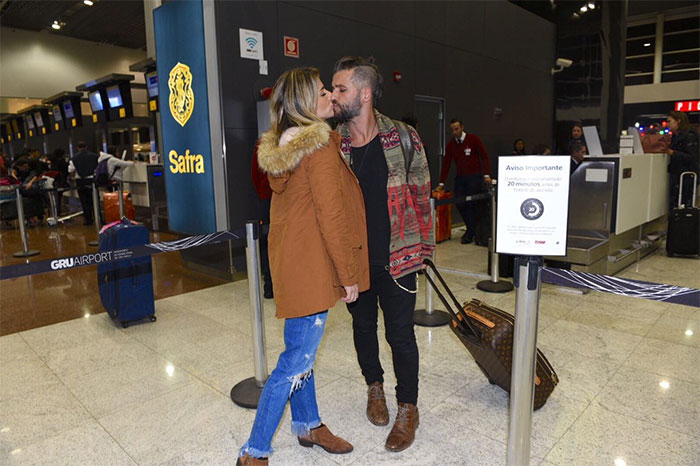  Giovanna Ewbank e Bruno Gagliasso trocam beijos em aeroporto