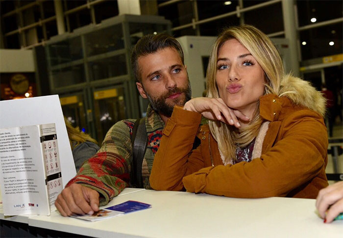  Giovanna Ewbank e Bruno Gagliasso trocam beijos em aeroporto