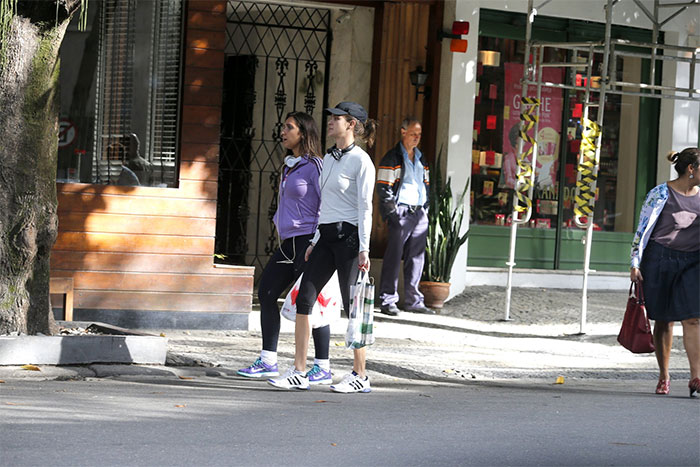 Letícia Birkheuer faz passeio fitness com a amiga no Leblon