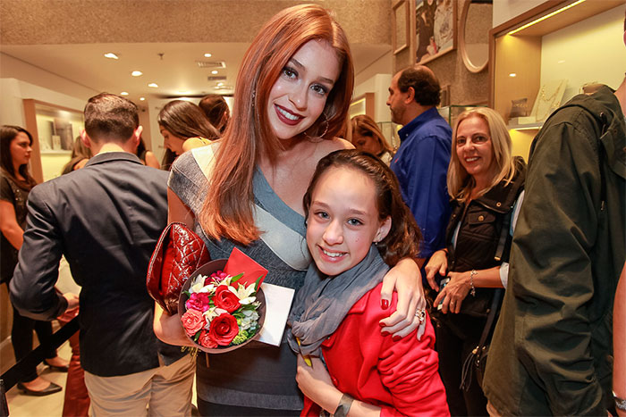 Marina Ruy Barbosa causa alvoroço em shopping paulista