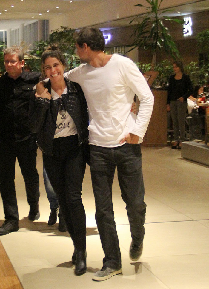 Giovanna Antonelli faz passeio a dois em shopping