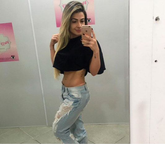  Camila Braga retoca bronzeado e mostra barriga definida