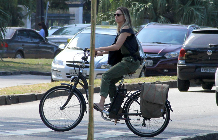 Fernanda Lima abusa do estilo para pedalar pelo Leblon