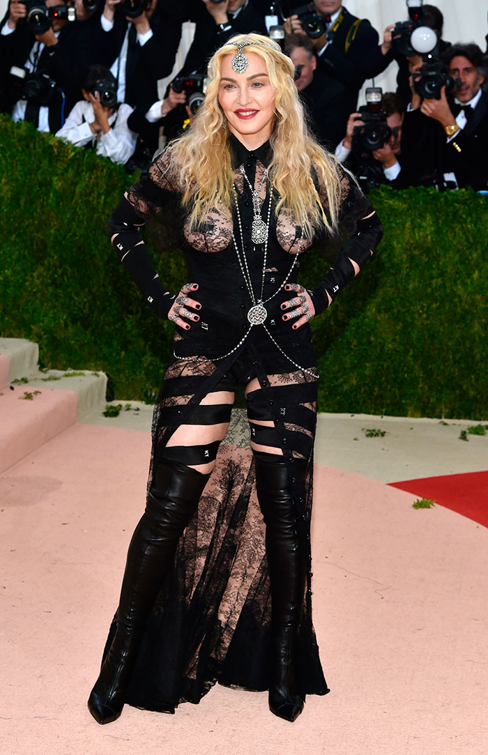 Madonna usa look ousado e bumbum fica à mostra em baile