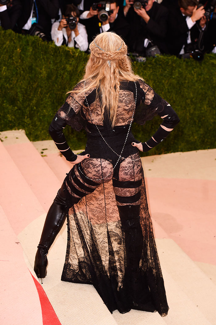 Madonna usa look ousado e bumbum fica à mostra em baile