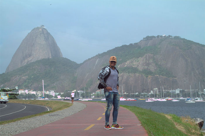Naldo Benny dá uma de modelo em cenário paradisíaco no Rio