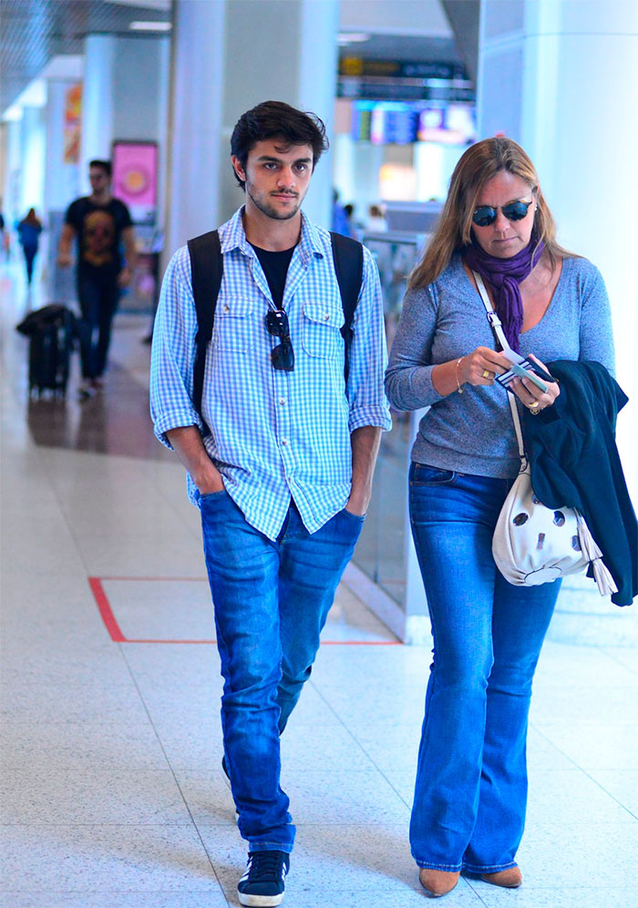 Com a mãe, Rodrigo e Felipe Simas deixam o Rio de Janeiro