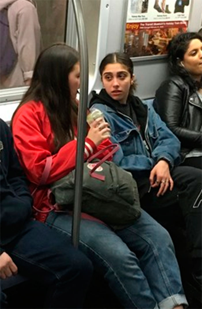  Lourdes Maria é flagrada no metrô com aparência cansada