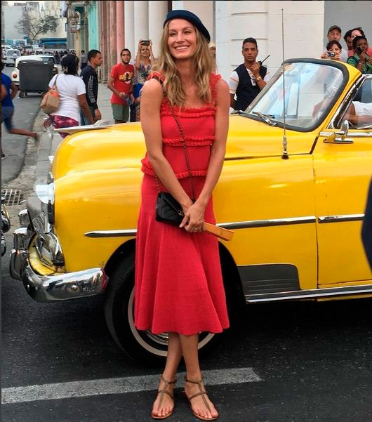 Gisele Bündchen assiste desfile e passeia por Havana, Cuba