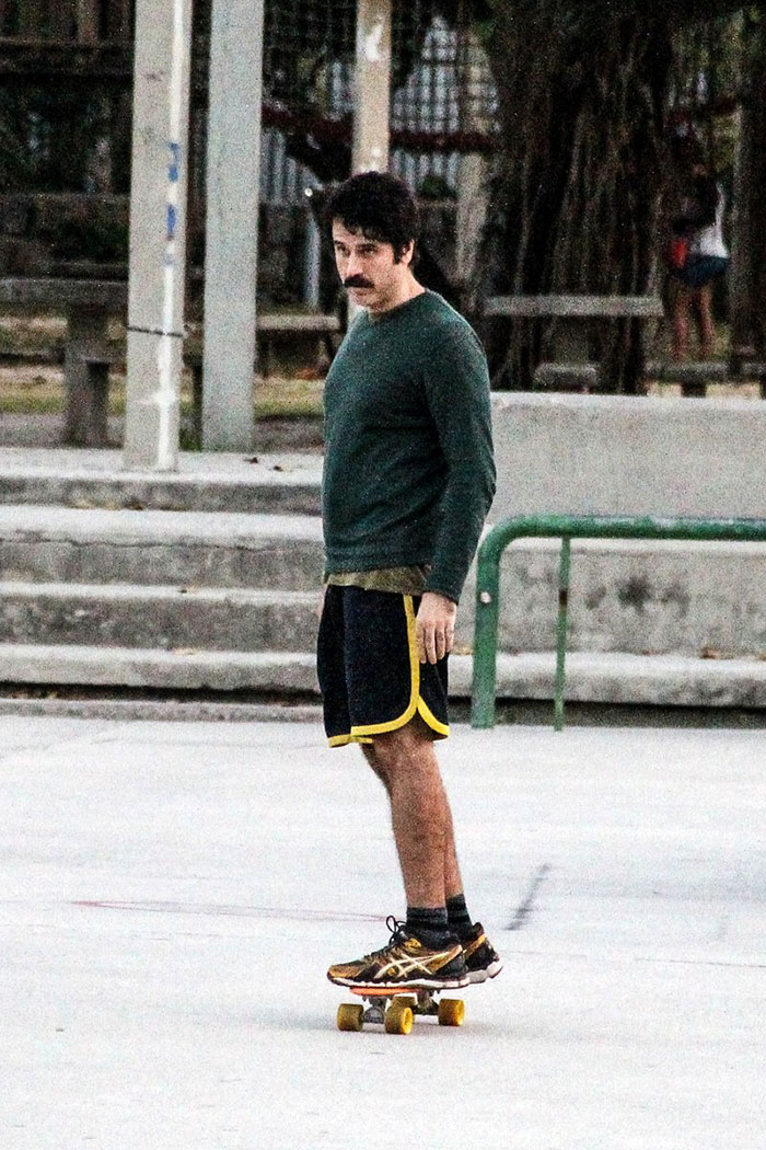 Eriberto Leão anda de skate e curte tarde com o filho