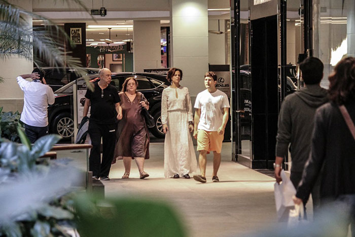 Vanessa Gerbelli passeia com amigos em shopping