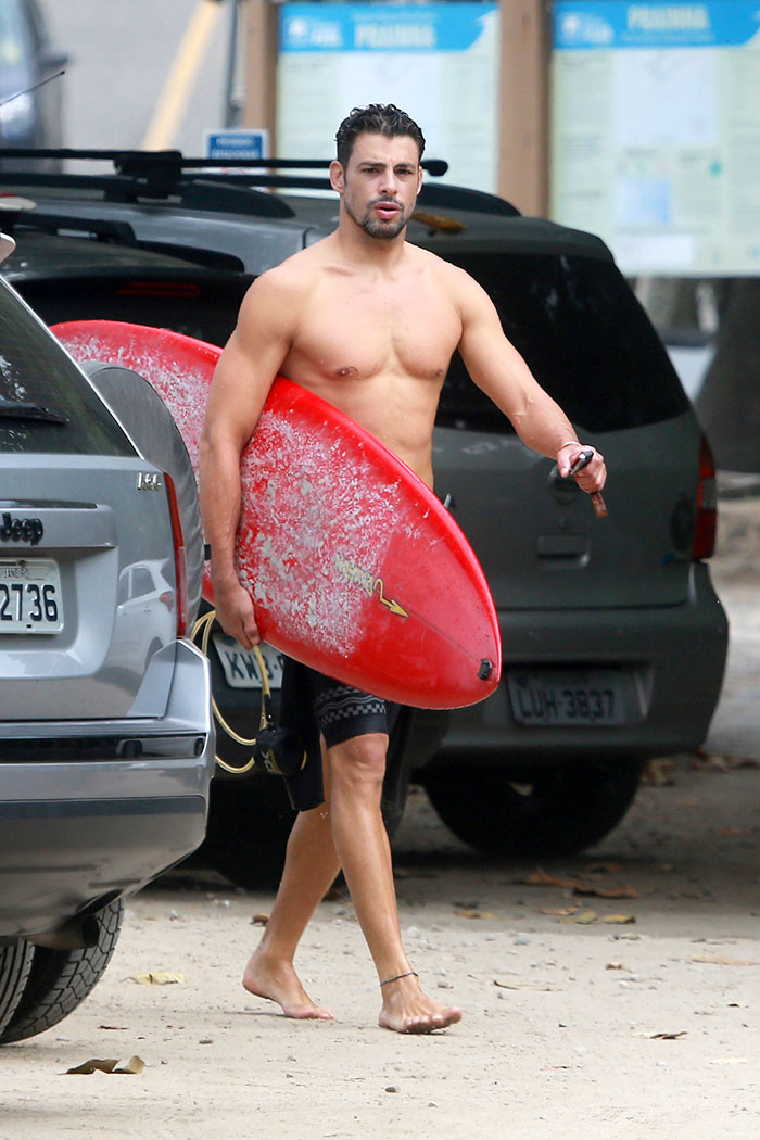 Cauã Reymond aproveitou a manhã desta quinta-feira (5) para surfar na Prainha, Rio de Janeiro