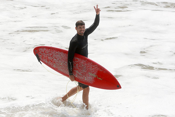 Cauã Reymond curtia dia de surfe