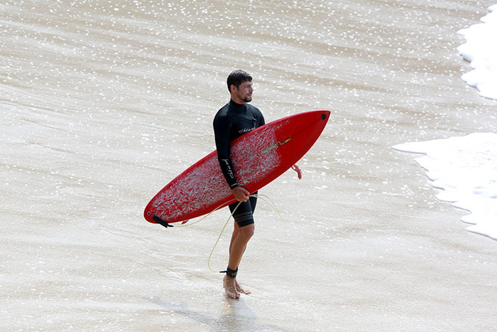 Cauã Reymond curtia dia de surfe