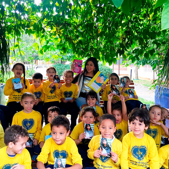 Estrela de Chiquititas entra em campanha e lê para crianças