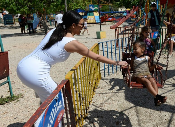 Curvas de Kim Kardashian chamam atenção em Cuba