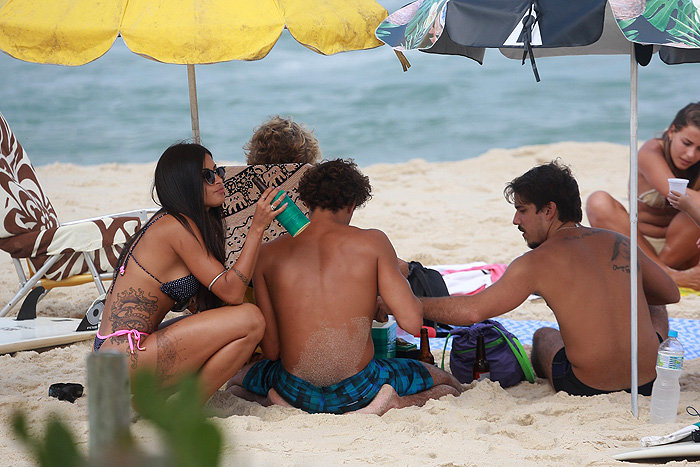 Aline Riscado e Felipe Roque curtem dia de praia juntinhos