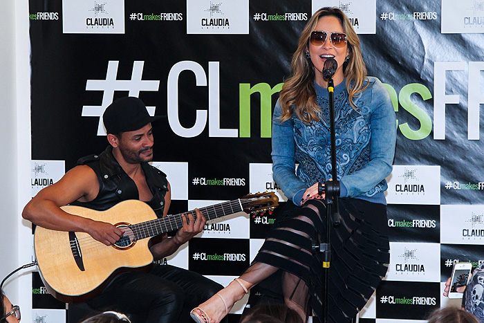 Claudia Leitte faz pocket show na casa de fã 