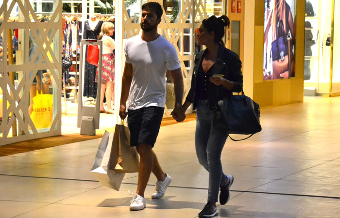 Marido de Juliana Paes vira fotógrafo em passeio em shopping