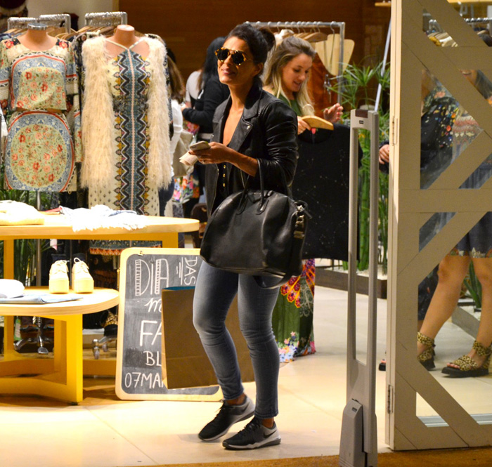 Marido de Juliana Paes vira fotógrafo em passeio em shopping